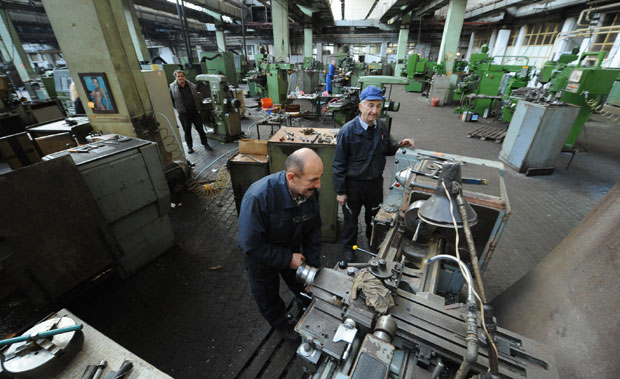 Фирма части раднике акцијама